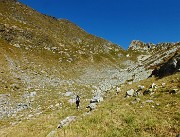 68 Nella Valle dei Lupi, in alto la Bocchetta